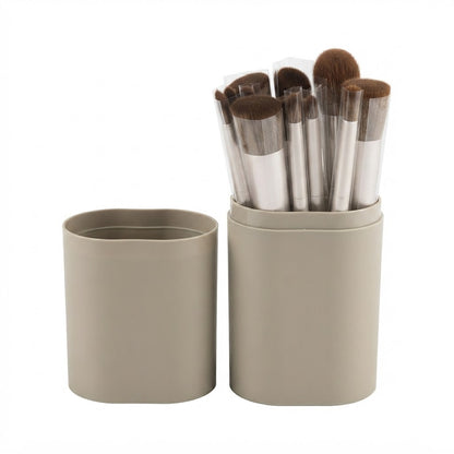 Pack de 18  brochas de maquillaje en estuche rígido.