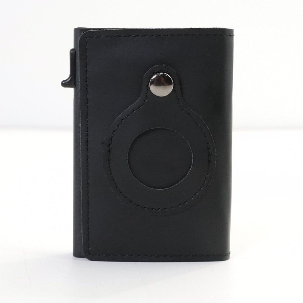billetera de cuero negro que incluye un soporte específico para Apple AirTag y cuenta con tecnología de bloqueo RFID para protección.
