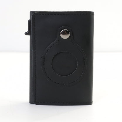 billetera de cuero negro que incluye un soporte específico para Apple AirTag y cuenta con tecnología de bloqueo RFID para protección.