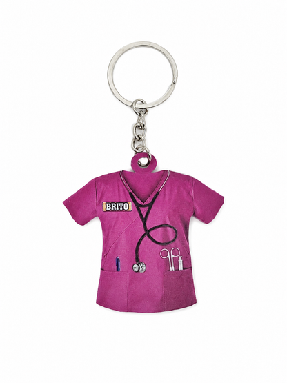 Llavero en Forma de Uniforme Médico con Diseño de Enfermería y Aro Metálico.