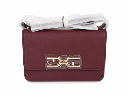 Bolso de Hombro Estructurado con Solapa y Broche Metálico Color Borgoña.