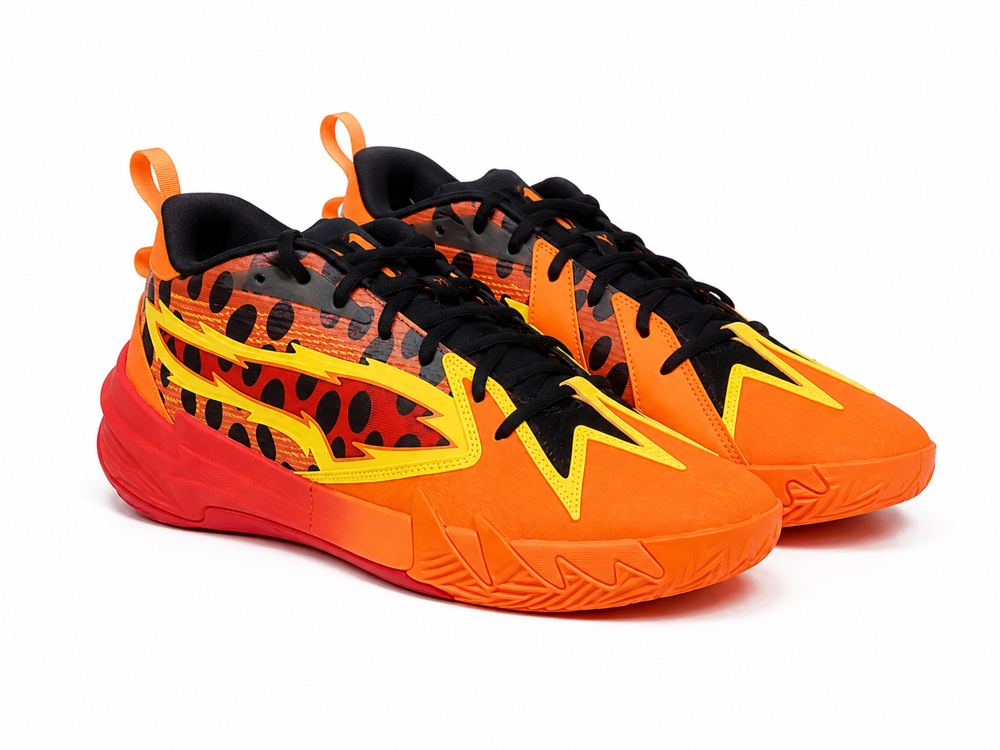 Tenis deportivos de baloncesto naranja con detalles negros y amarillos, talla 12.