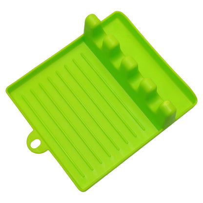 Soporte para utensilios de cocina de color verde.