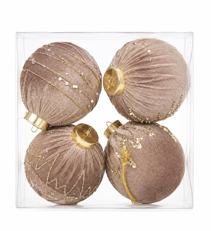 Set de 4 bolas navideñas decorativas de tela con detalles dorados.