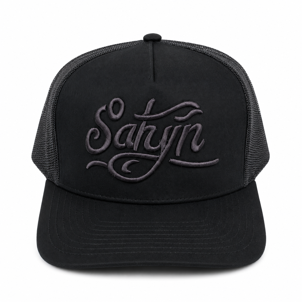 Gorra tipo trucker negra con paneles de malla y bordado frontal en relieve.