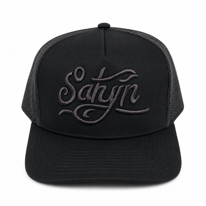 Gorra tipo trucker negra con paneles de malla y bordado frontal en relieve.