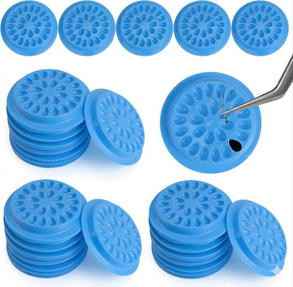 Almohadillas o soportes de pegamento diseñados específicamente para extensiones de pestañas.