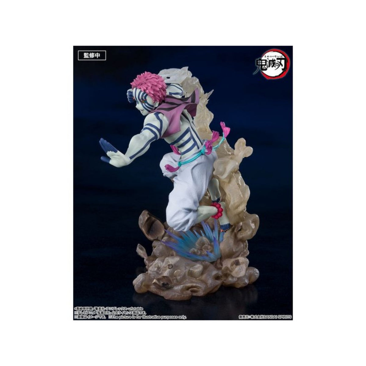 Figura coleccionable de Akaza de Demon Slayer con base de efectos de combate.