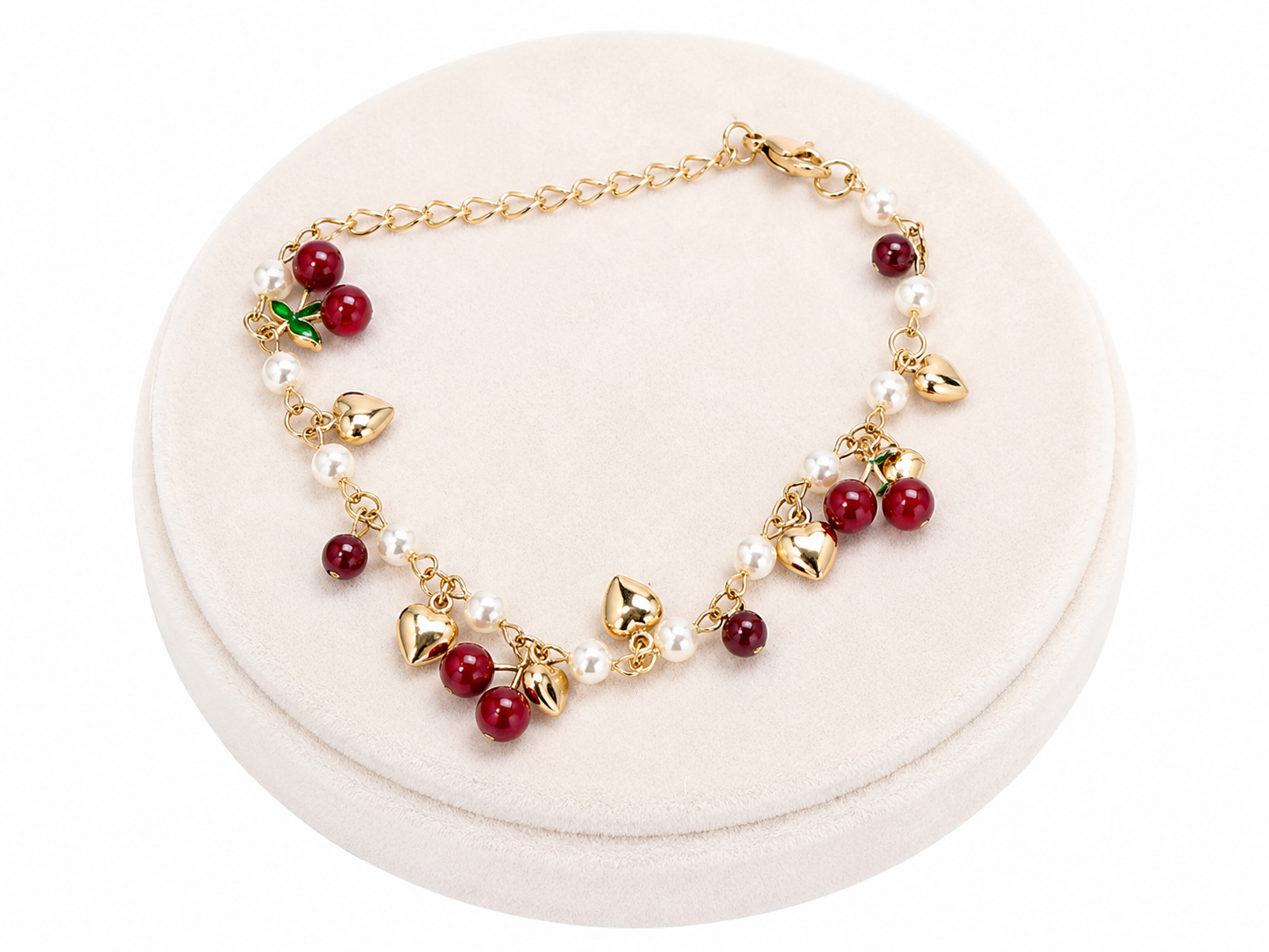 Pulsera con Dijes de Cerezas, Corazones y Perlas Color Rojo y Blanco.