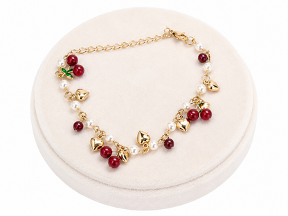 Pulsera con Dijes de Cerezas, Corazones y Perlas Color Rojo y Blanco.