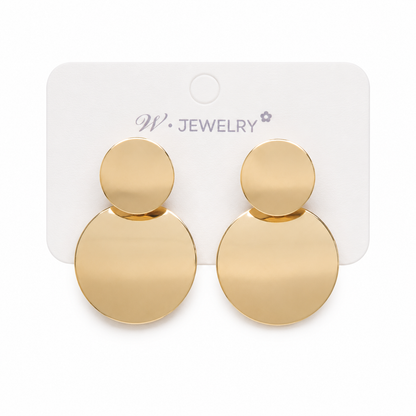 Pendientes colgantes de círculos lisos color dorado.