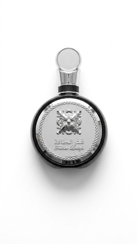 Perfume para hombre en una botella negra circular.