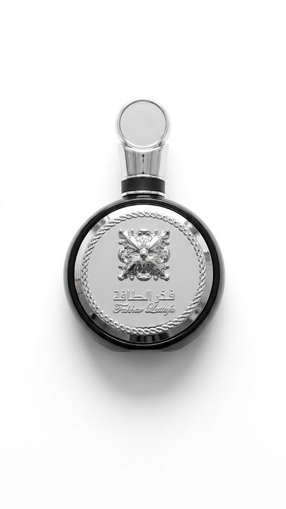 Perfume para hombre en una botella negra circular.