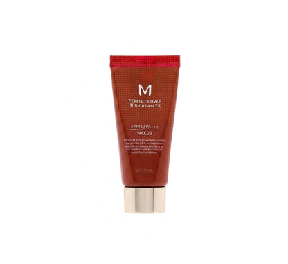 Crema multifuncional que combina cuidado de la piel y maquillaje en el tono No. 25.