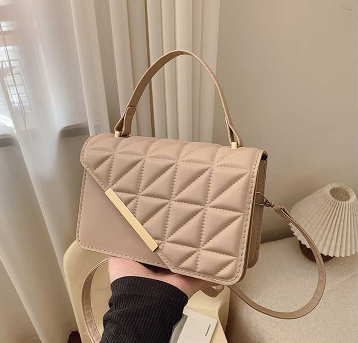 Carteras con correa ajustable y estilo elegante.