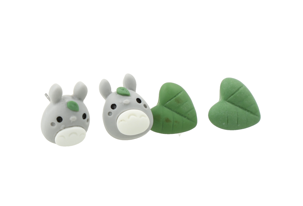Conjunto de pendientes Totoro y hojas verdes
