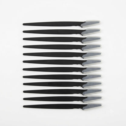Pack de 12 cuchillas negras son herramientas para perfilar cejas y depilar el rostro.
