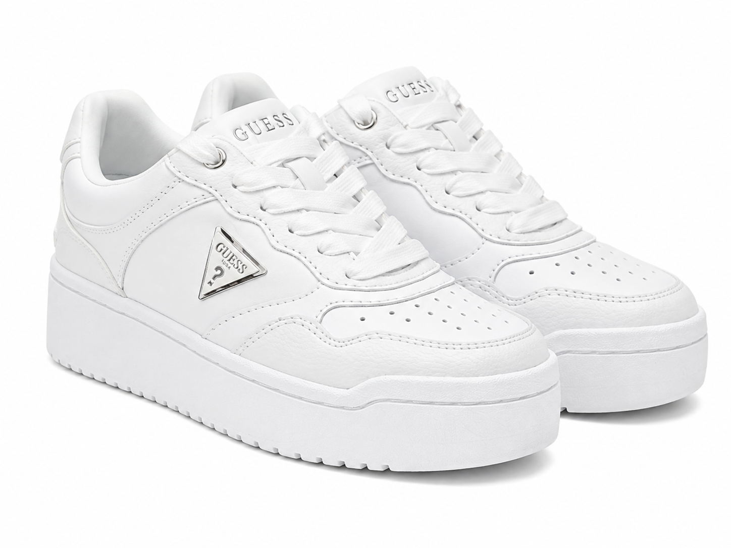 Zapatos deportivos blancos de plataforma con cordones y detalles perforados, talla 5.5.