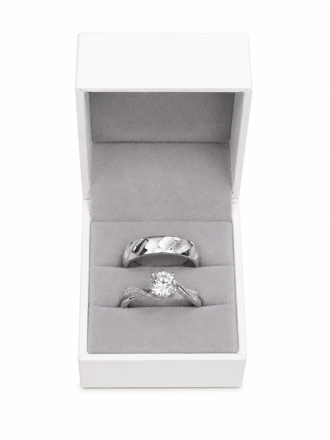 Juego de anillos color plateado con anillo de compromiso y alianza para pareja.