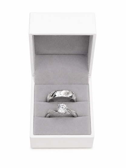 Juego de anillos color plateado con anillo de compromiso y alianza para pareja.
