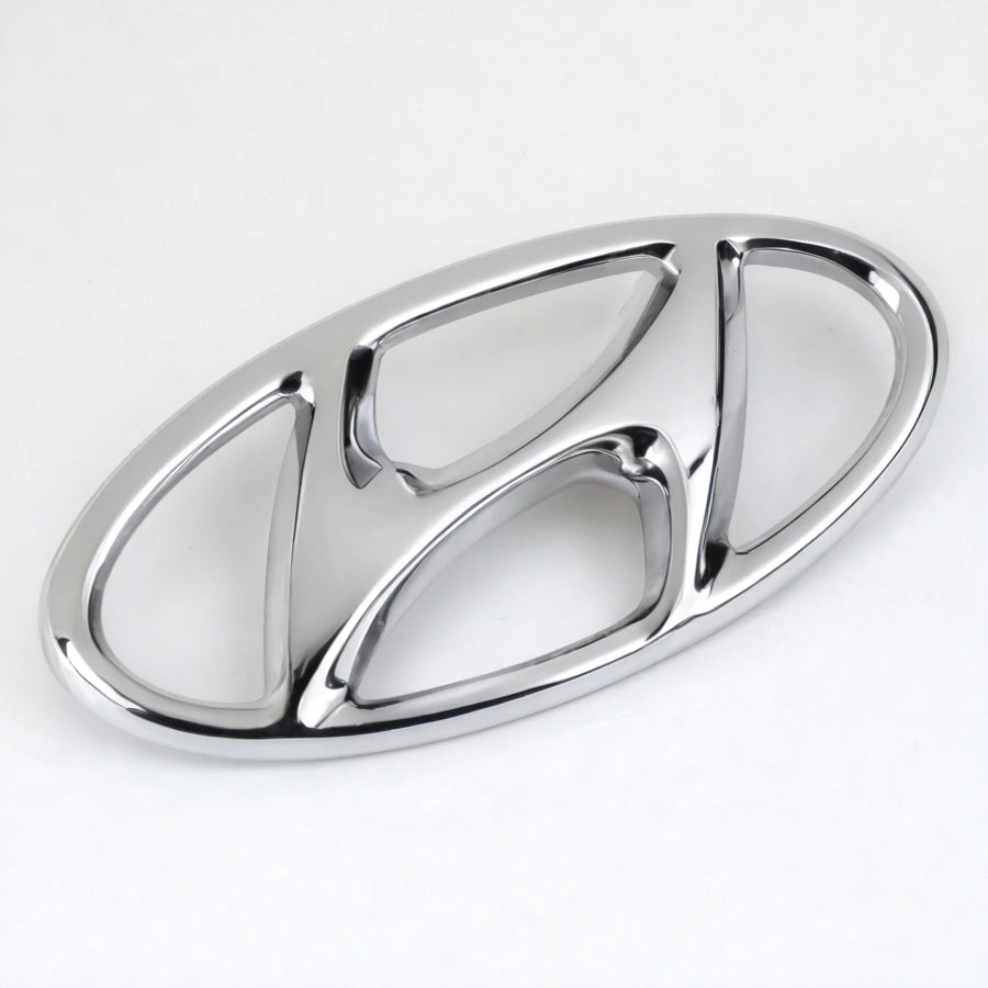 Emblema cromado de Hyundai.