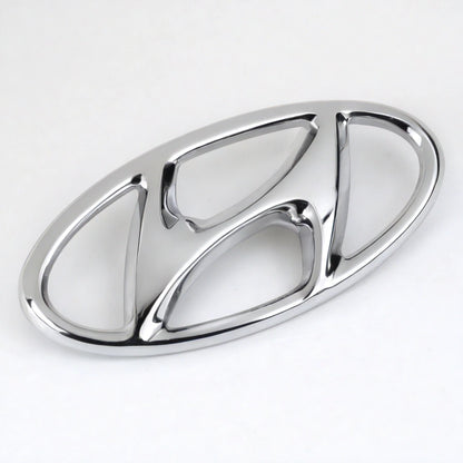 Emblema cromado de Hyundai.