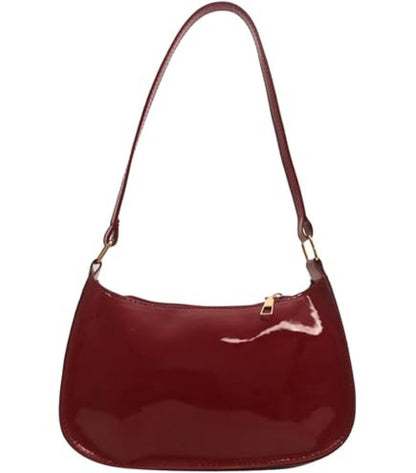 Bolso de hombro rojo brillante con cierre de cremallera y correa larga.