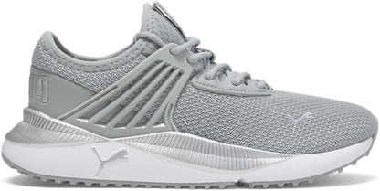 Tenis deportivos grises con diseño de malla y suela blanca, talla 9.5.