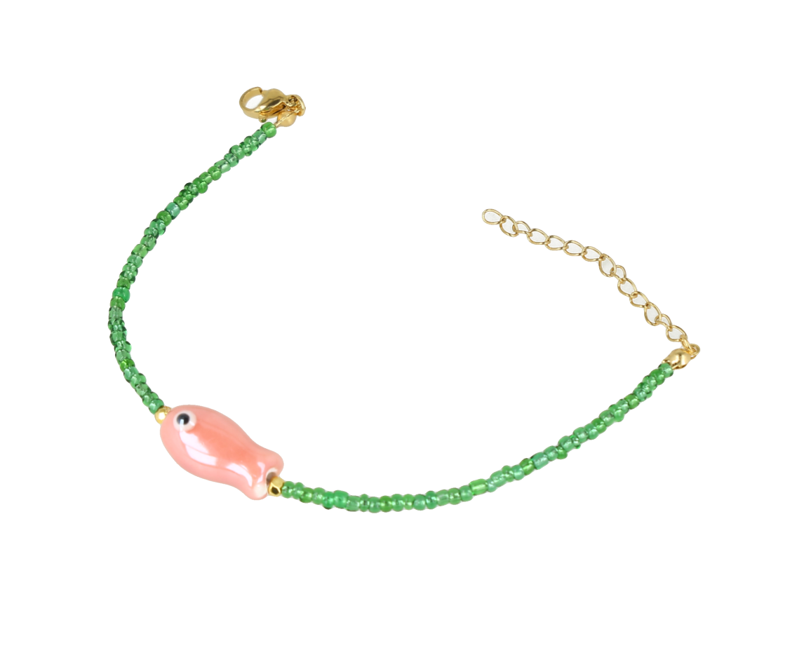 Pulsera hecha a mano con pecesito y piedras verdes