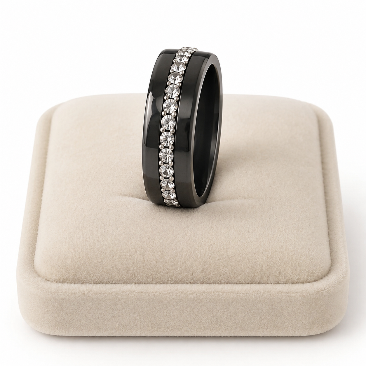 Anillo negro con banda de piedras transparentes.