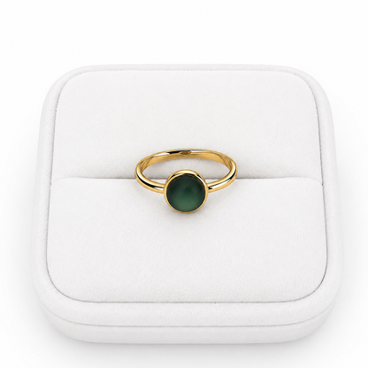Anillo Dorado con Diseño Circular Verde, Talla 8.