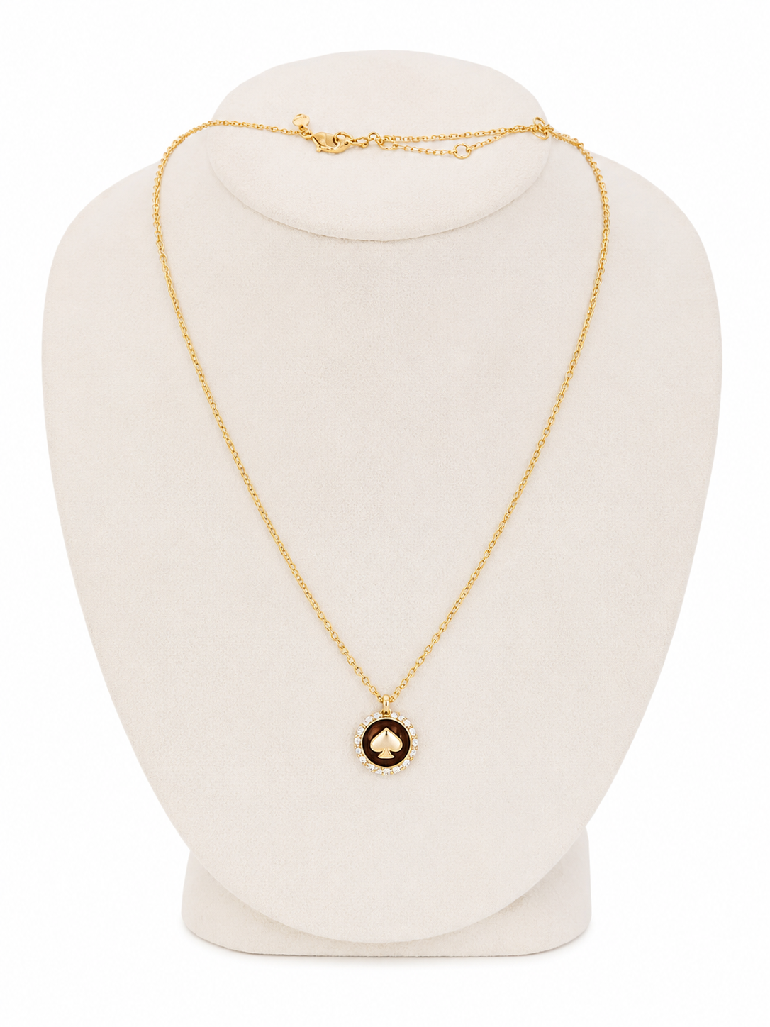 Collar con colgante circular de diseño elegante en color dorado y negro.