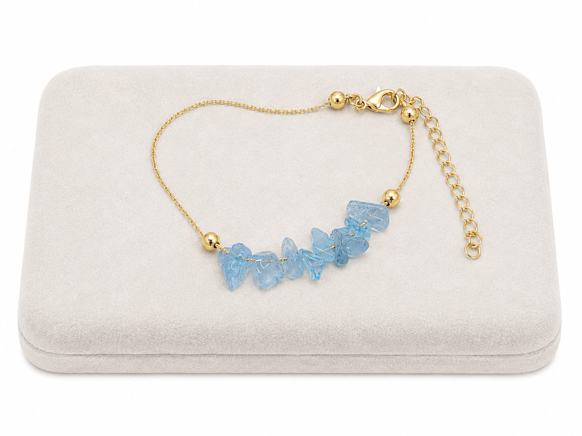 Pulsera Dorada con Piedras Azules Irregulares y Cadena Ajustable.