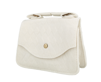Pequeña cartera de color crema con textura acolchada.