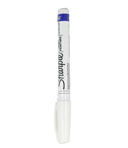 Marcador de pintura blanca a base de aceite Sharpie con punta extrafina.