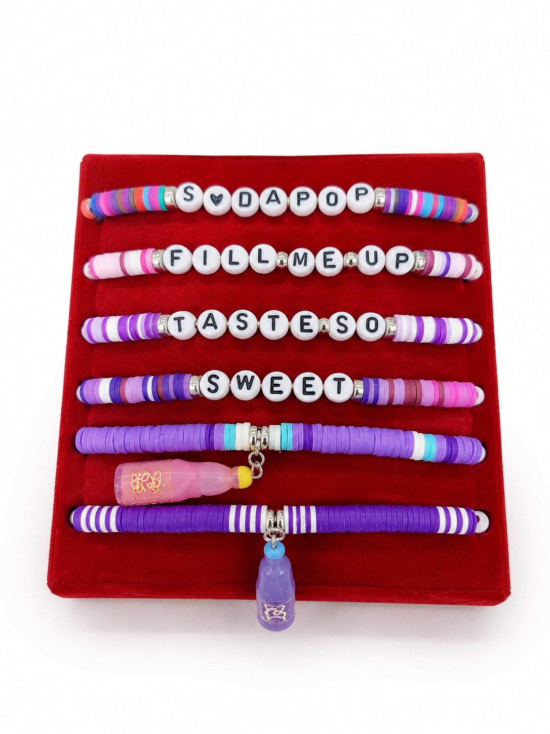 Set de 6 Pulseras Elásticas con Cuentas de Letras y Dijes Decorativos Multicolor.