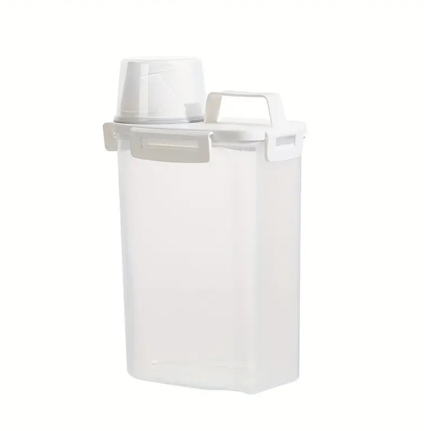 Contenedor plástico transparente con taza medidora.