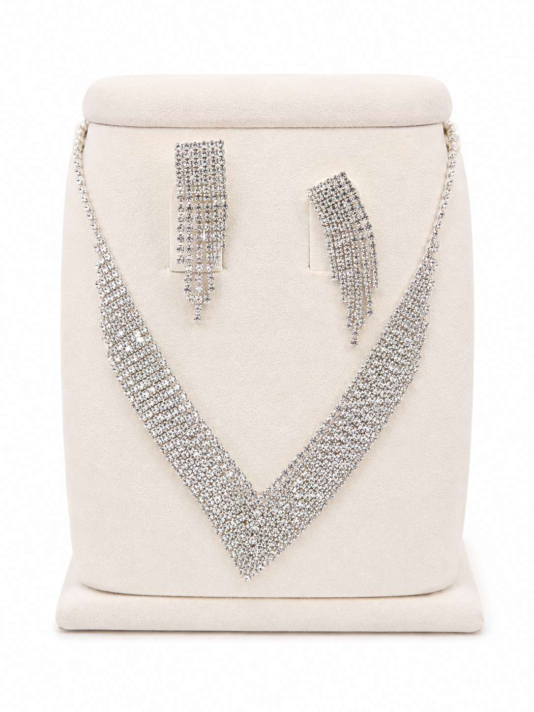 Conjunto de collar y aretes plateados con diseño de pedrería brillante y flecos.