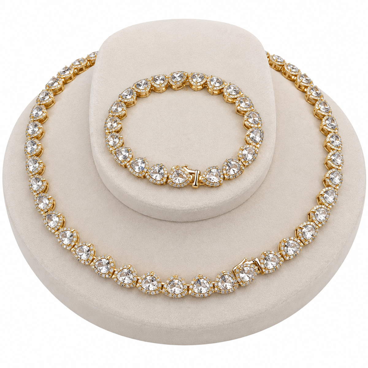 Conjunto de collar y pulsera dorados con piedras transparentes en diseño de lágrima.