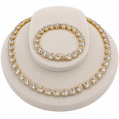 Conjunto de collar y pulsera dorados con piedras transparentes en diseño de lágrima.