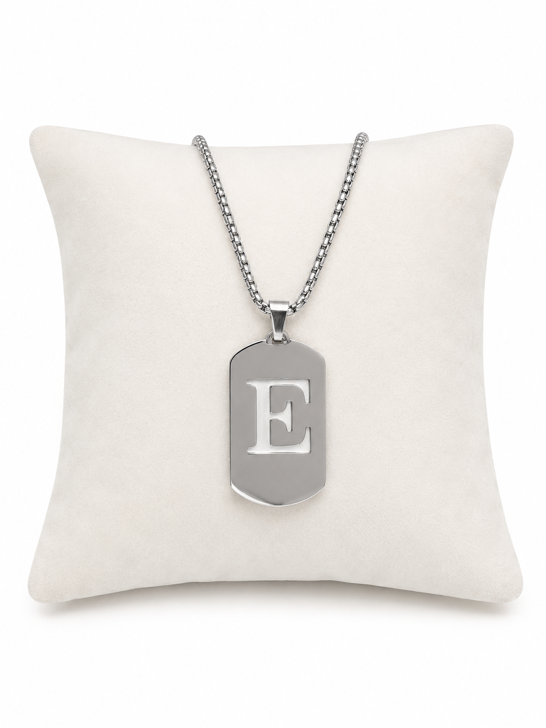 Collar con Colgante de Letra E Color Plateado.