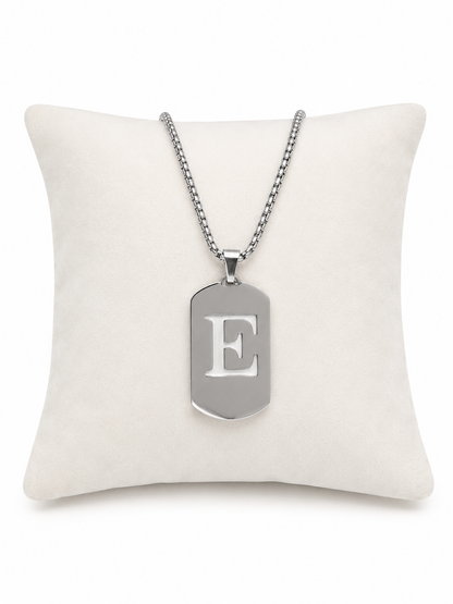 Collar con Colgante de Letra E Color Plateado.
