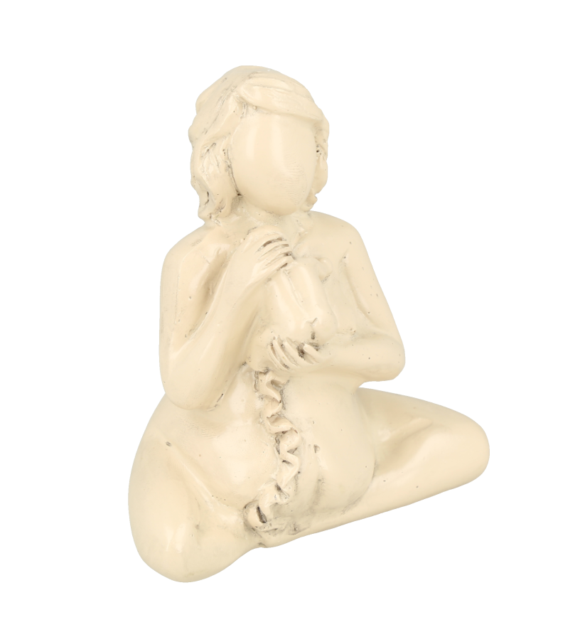 Escultura de resina que representa a una madre sosteniendo a su bebé