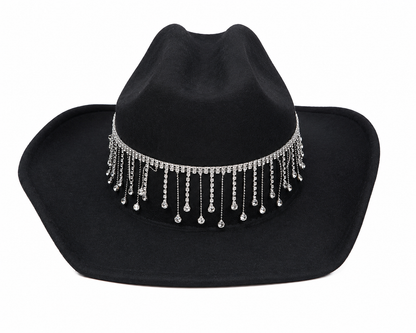Sombrero vaquero color negro con cadena decorativa de cristales colgantes.