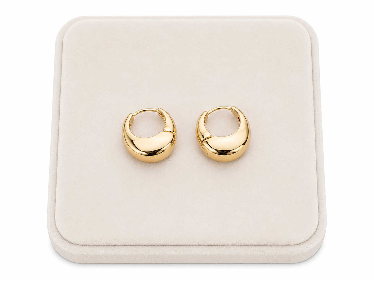 Aretes de aro grueso color dorado con diseño liso y acabado brillante.
