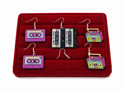 Set de Aretes Colgantes Retro con Diseños de Casete y Radio.