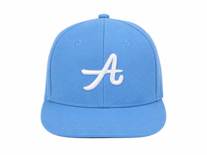 Gorra Ajustable de Visera Plana Color Azul con Bordado Frontal.