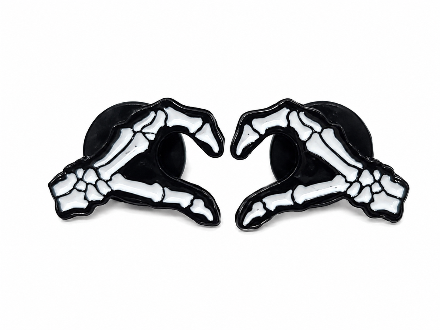 Pendientes de manos esqueléticas en forma de corazón.