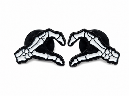 Pendientes de manos esqueléticas en forma de corazón.