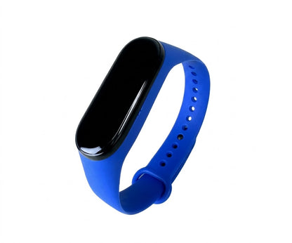 Pulsera inteligente que cuenta con una correa de silicona azul y una pantalla digital negra.